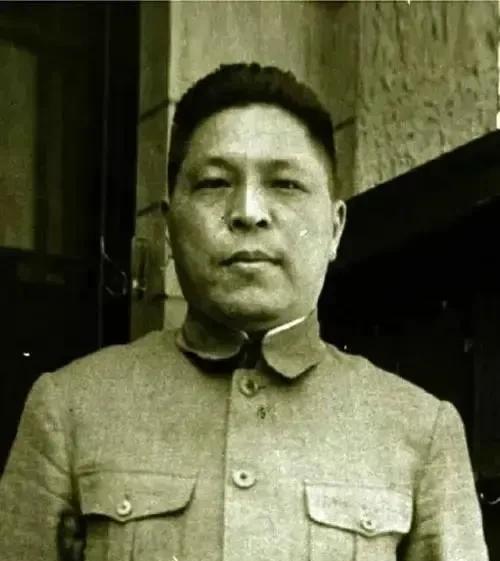 1927年8月，蒋鼎文升任浙东警备司令兼宁波公安局长，在宁波期间，他本性暴露，狂