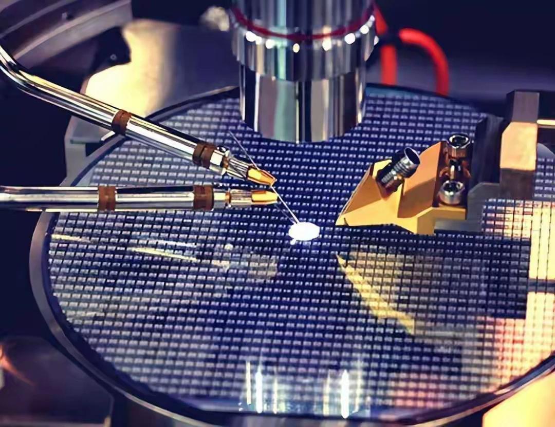 芯片领域重大突破！2月23日，北京大学电子学院研究员邱晨光告诉记者：北大团队将铁