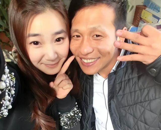 2007年，宋小宝和妻子霍晓红离婚后，就娶了肤白貌美的王雪，赵本山知道后，狠狠的