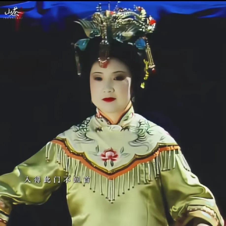 《红楼梦》里的南安太妃，真是个耐人寻味的角儿——鬓边珠翠衬着华服，通身的雍容华贵