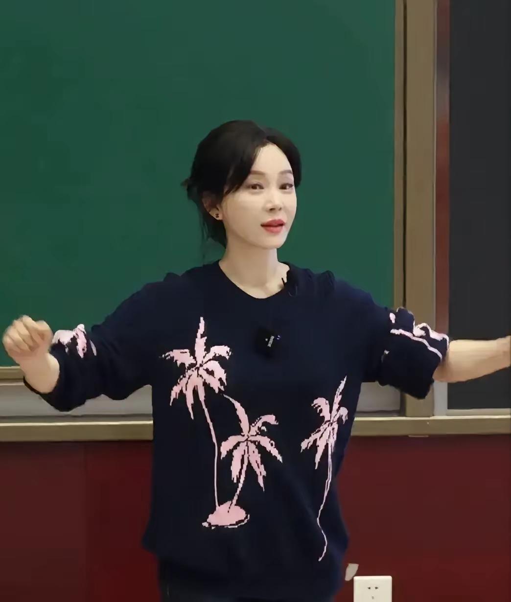 她的美完美无瑕，你们认识她吗？她继是教师，又是演员，可谓是全能型人才她的身材