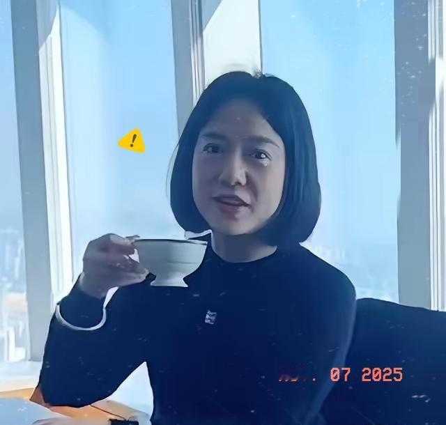 杨振宁离世不到1个月，看翁帆正在做的，原来她不是我们想的那样。她没被悲