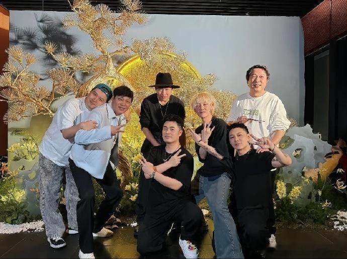 陈赫晒了清楚版的鹿晗，五哈陈赫庆生合照来了，谁懂这个黄毛鹿晗的可爱值呢~