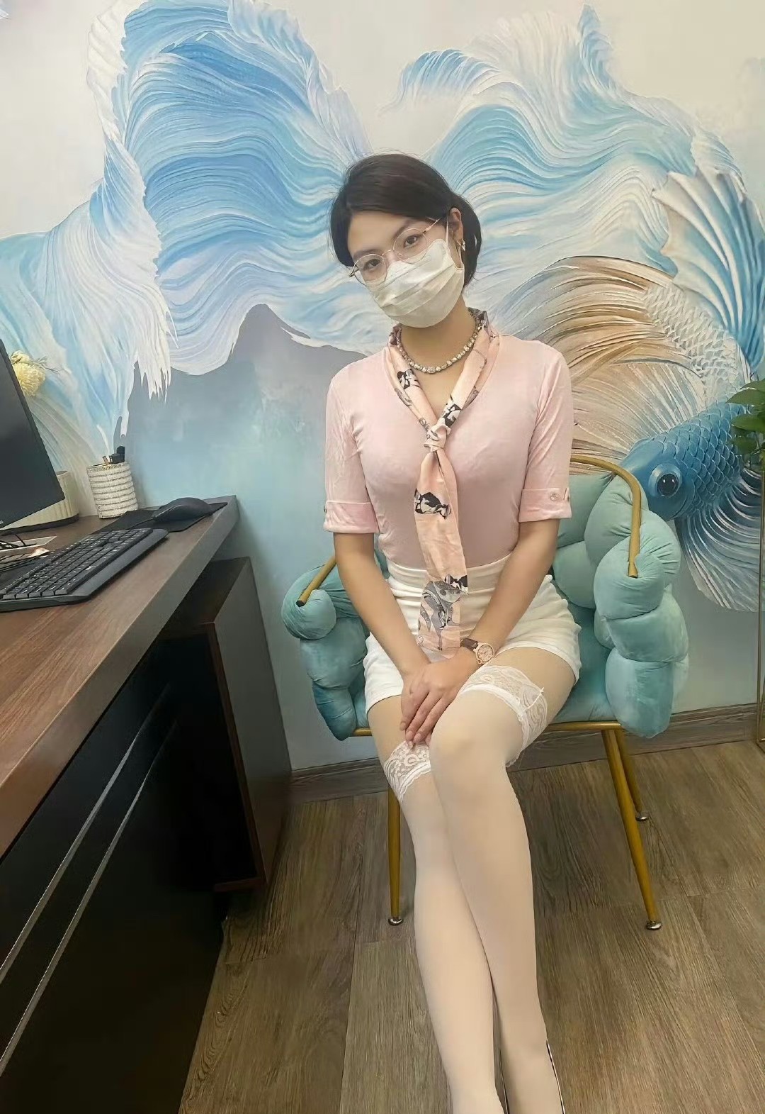 公司新来的秘书，谁让她这样穿的？