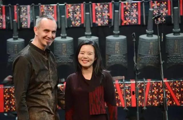 龚琳娜的婚姻失败，都是自作多情。龚琳娜，这位凭借《忐忑》走红网络的歌手，与外