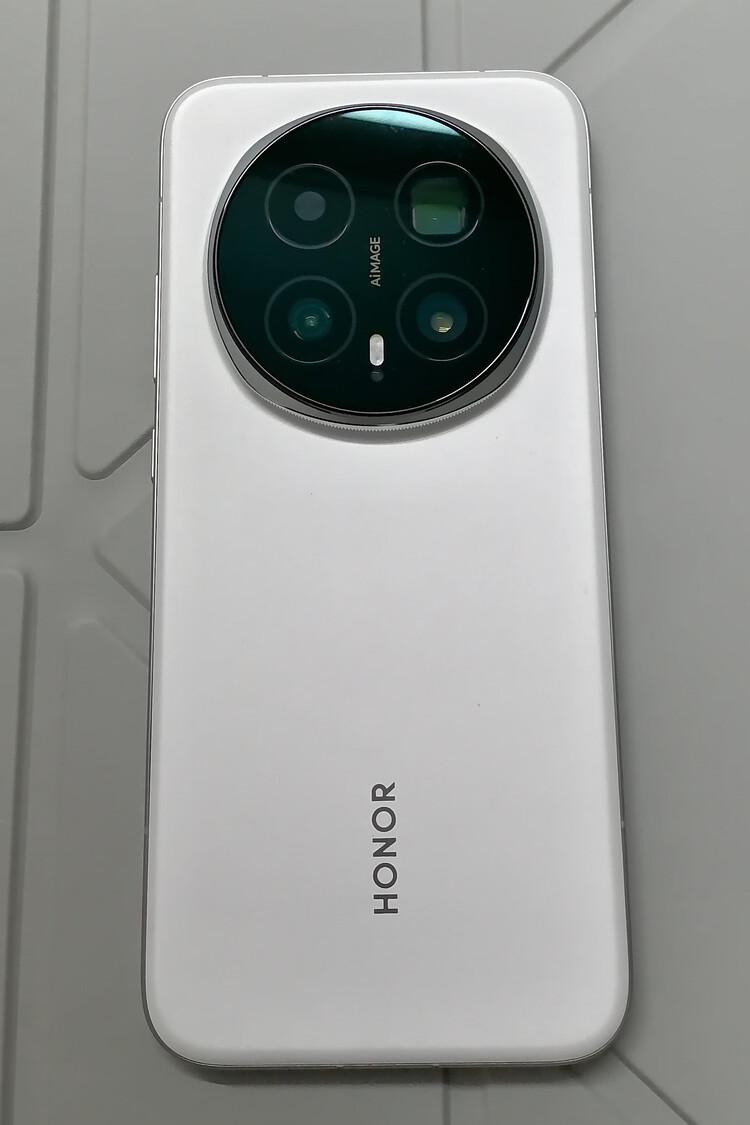 果然修手机的老板才是最懂行的人今天陪朋友去给他的手机换电池，老板一眼就认出我