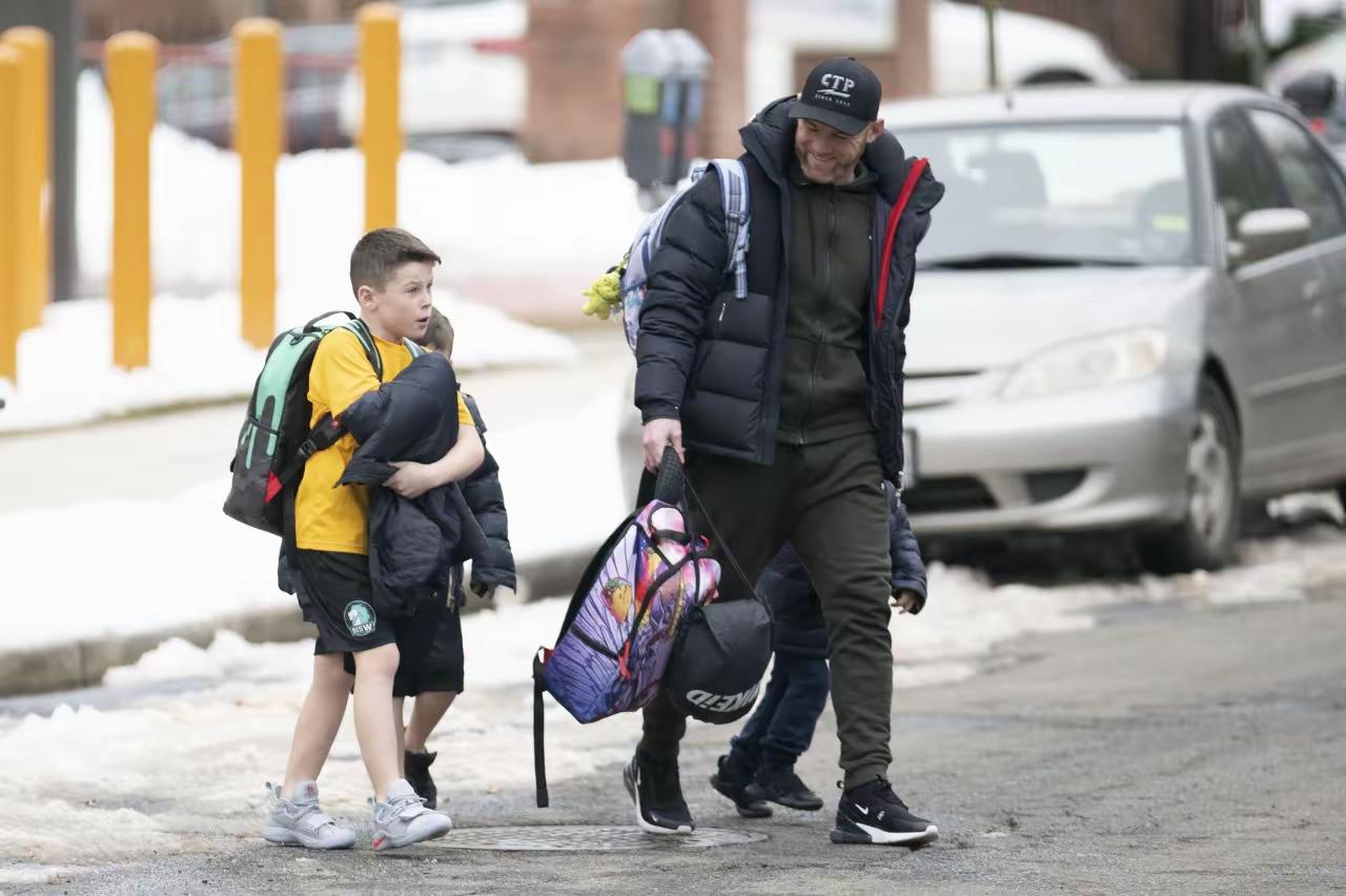 动画片能让儿童有一个快乐的童年，也能让一个成年男子挥刀自宫！这个成年男子就是足