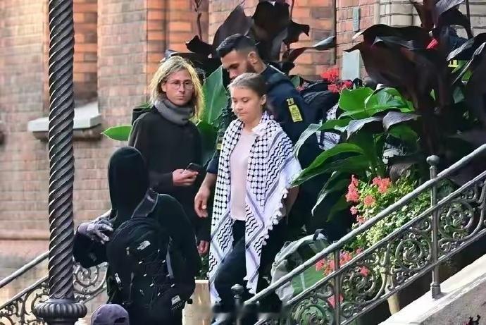 瑞典环保少女被捕了，只因她围了一条阿拉法特的同款围巾。[捂脸哭]