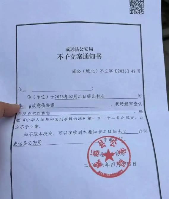 “打我妈不行！”洗车插队冲突太气人！四川男子带60岁母亲排队洗车遭恶意插队，