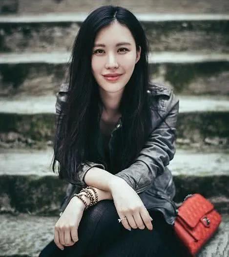 重庆卫视居然敢冒着天下之大不韪，让一个全民唾弃的女人当主持人。重庆卫视近期推出