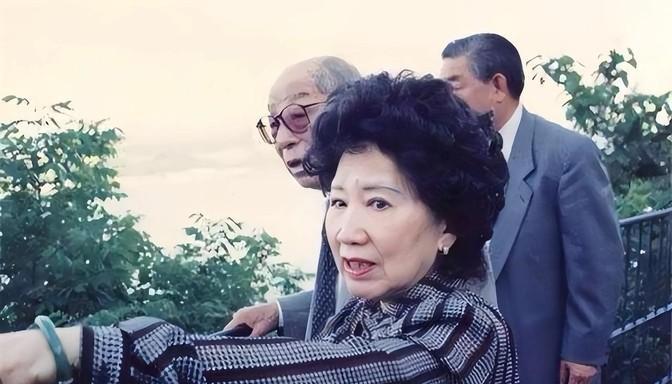 张学良晚年接受采访，曾对给他写传记的傅虹霖博士说：“当年我的女朋友最多有十二个！