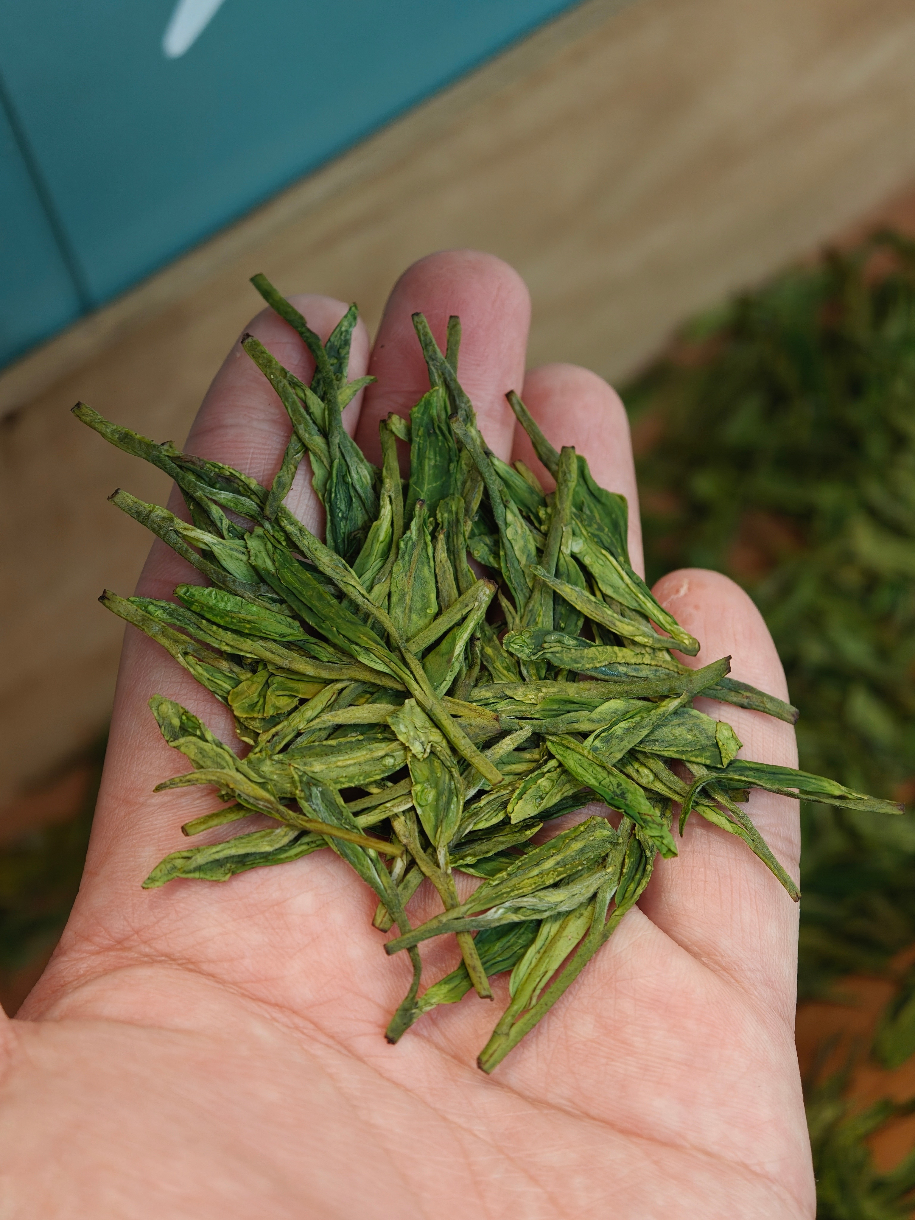 条形，就是把茶叶给他炒扁了，让它变成直直扁扁的样子炒茶满屋飘香​​​