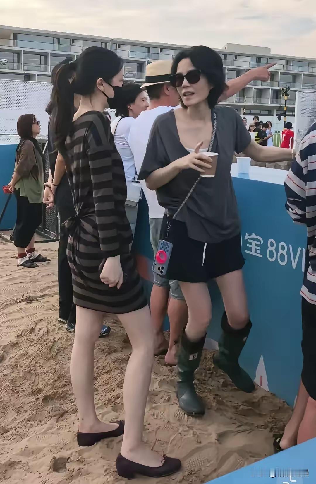 李嫣的身材比例还真的是绝了，没想到李嫣的外形和王菲这么相似，真的是完美的继承了
