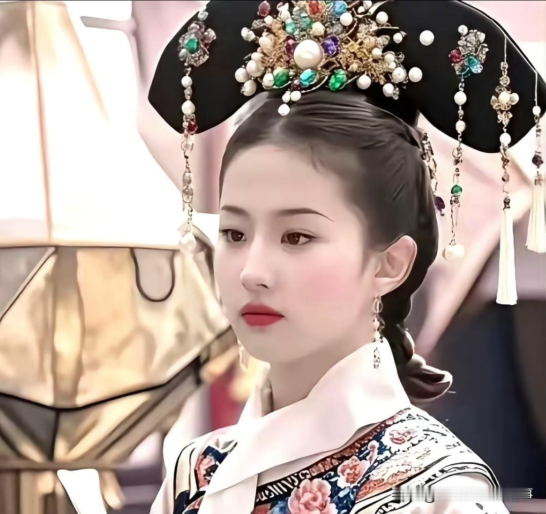 网友说刘亦菲不适合饰演清宫宠妃，理由如下：她身上那股贵气太突出了，更像中宫