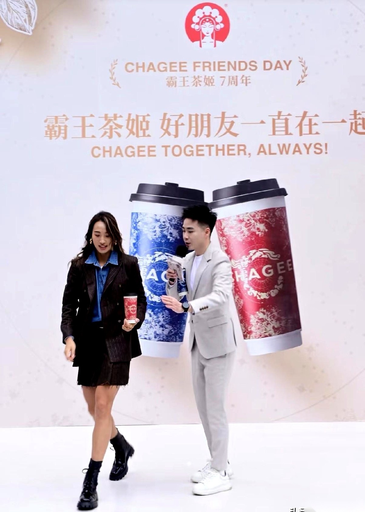 “郑钦文平时一口奶茶都不喝，凭啥能去代言奶茶？”我指着手机屏幕上的海报问。坐在沙发上的老公头都没抬，