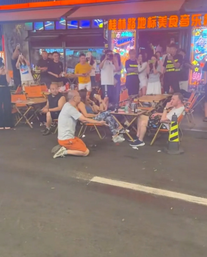 网传吉林一男子向外国人下跪。具体情况尚未明确：有人称与外国人无关，也有人说下跪男