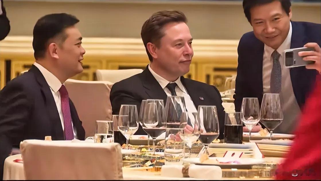 马斯克真随意别人忙着寒暄、陪笑、找生意、怕被拍到丑角。他呢？往那一坐，该吃吃该喝