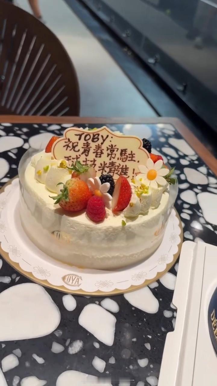 陈庭欣单身不愁寂寞，39岁生日被多位男士围绕，众人列队送上蛋糕，瞬间化身女王前港