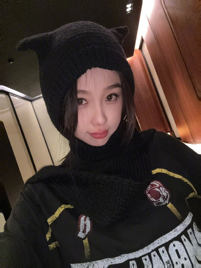 虞书欣好像小黑猫圆溜溜的大眼睛配上那嘟起的小嘴，虞书欣活脱脱一只人间猫猫，每