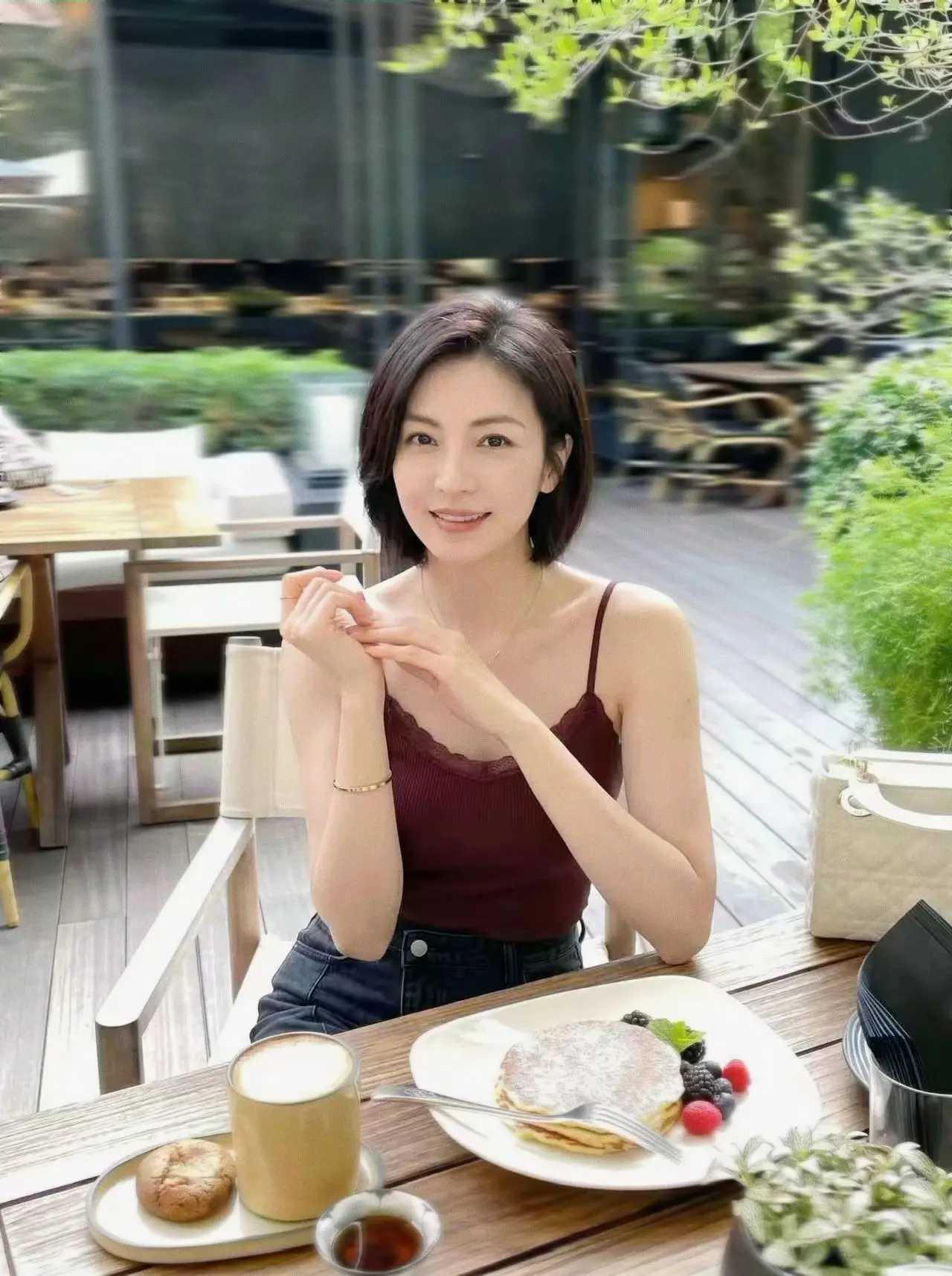 40岁，也要做个风韵的小阿姨啊。40岁，自有独一份的温柔风韵🌸 酒红...