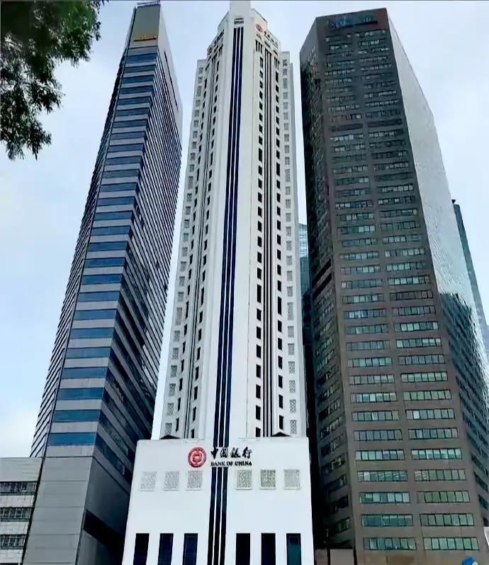新加坡的中国银行大厦，真雄伟！新加坡河畔的中国银行大厦，始建于1954年，保持