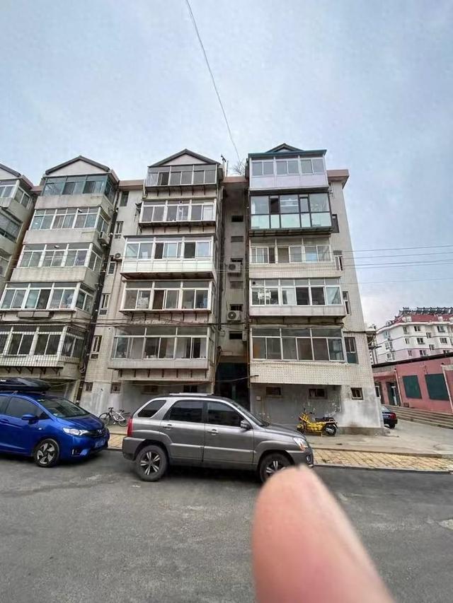 夫妻俩花50万买套法拍房, 发现土地使用权证是假的, 5年来无法过户, 法院已移送警方侦查