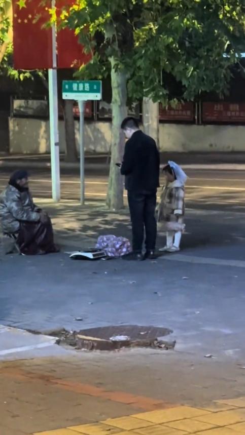 “最好的言传身教!”10月27日,山东淄博,一家三口吃完饭回家,男子突然看到路边