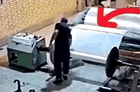 稍有不慎，代价惨重。一位操作工人，正在用手抚摸生产出来的地膜。迅速切断电源，