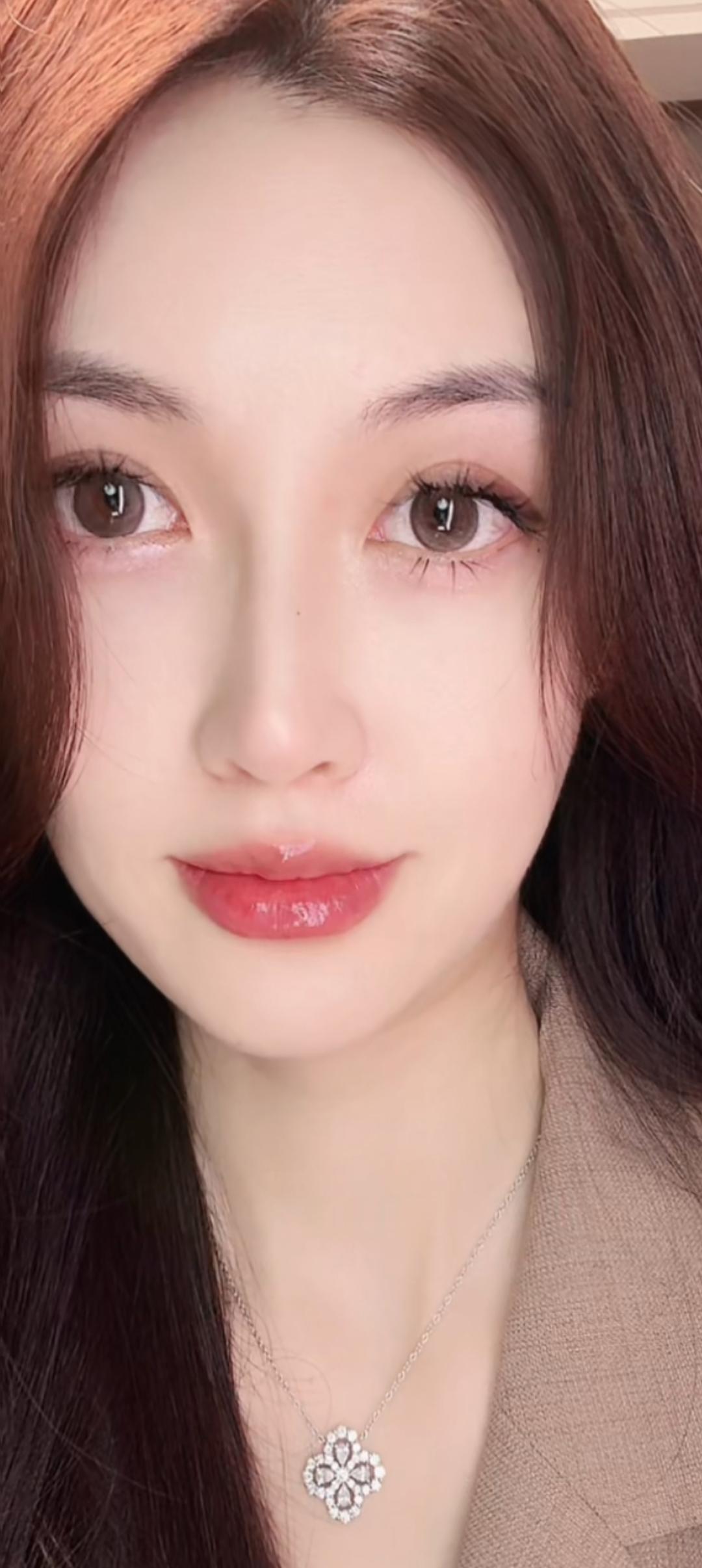 这位美女在微笑，真好看！
