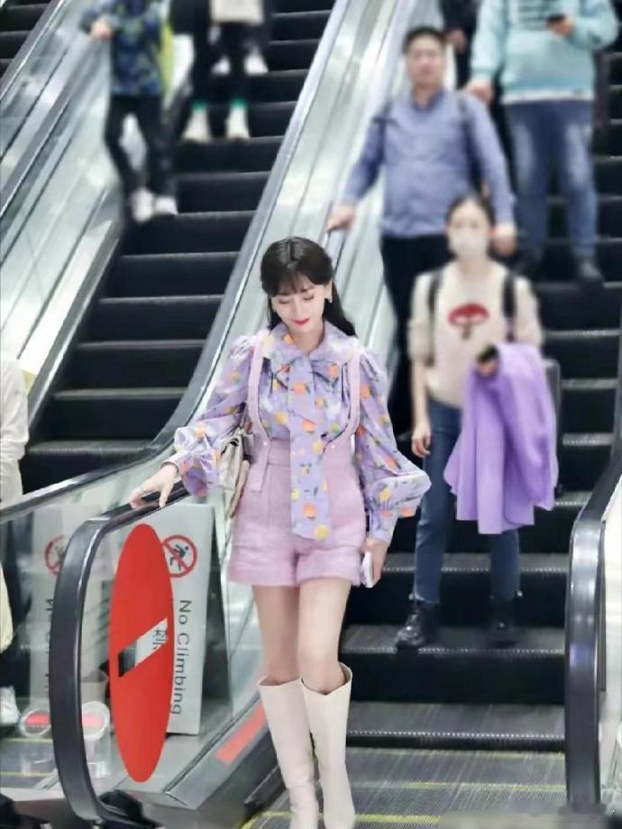 赵雅芝这套确实用力过猛了！不管保养的多好，70多岁的人穿成这样都很违和，让真正的