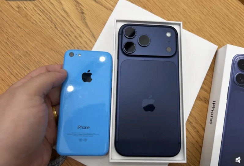 网友从当年的iPhone5c换到了新款iPhone17ProMax这个升