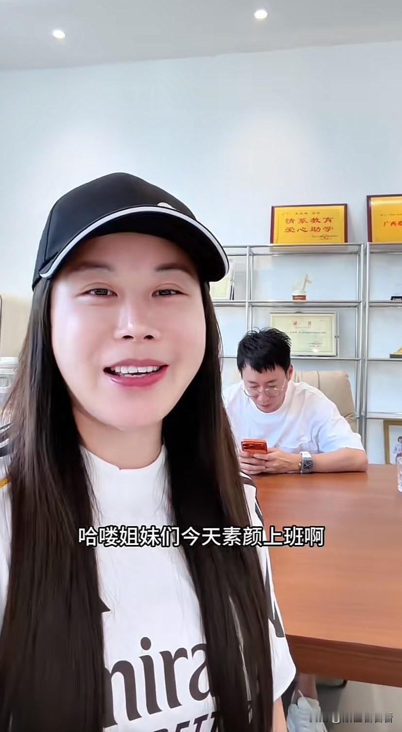 生完四胎后的宋玉希胖了十几斤，脸明显变胖了，胳膊也不壮了不少，看来这个月子也没少