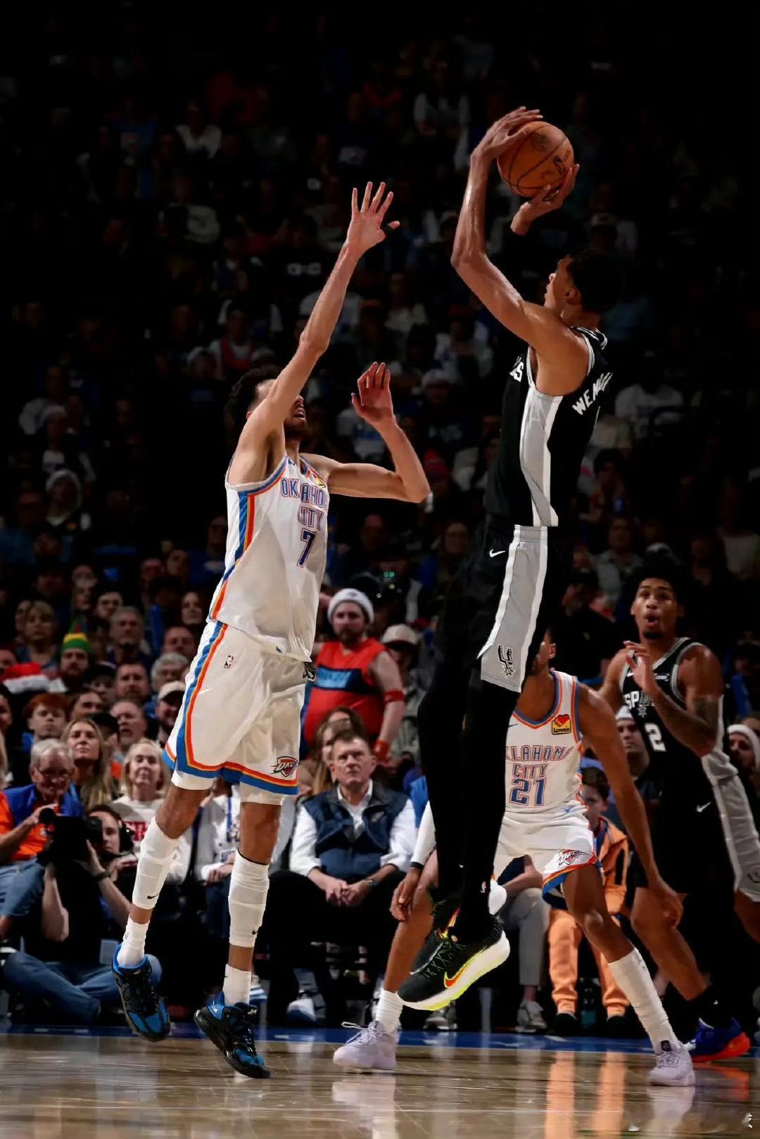 预测联盟未来的三大阵容第一阵容:亚历山大，马克西，弗拉格，杰伦约翰逊，文班亚马第