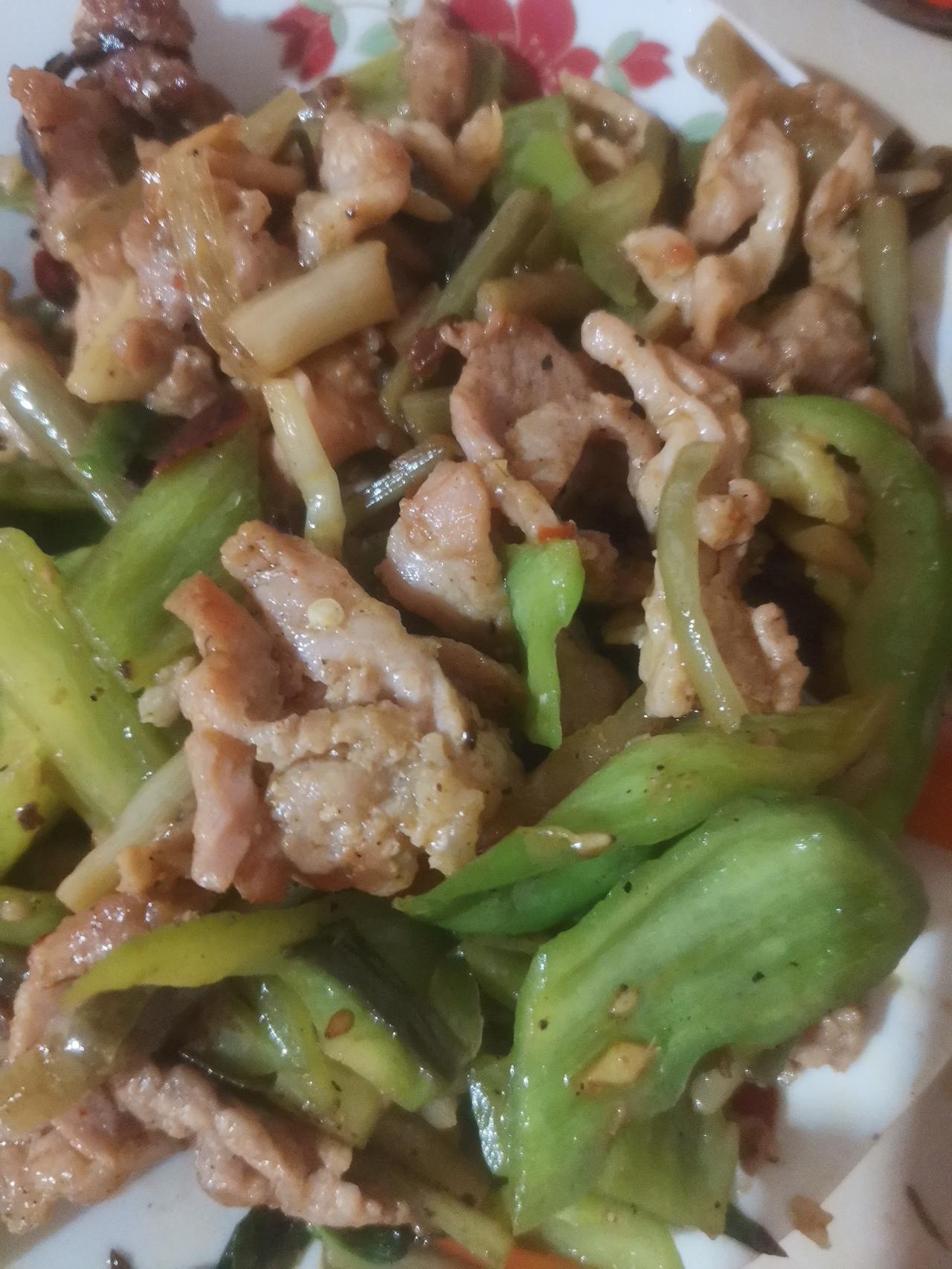 上午十点去我妈家，我妈已切好了瘦肉，青椒，茄子，蚕豆也从冰箱拿出来解冻了。我