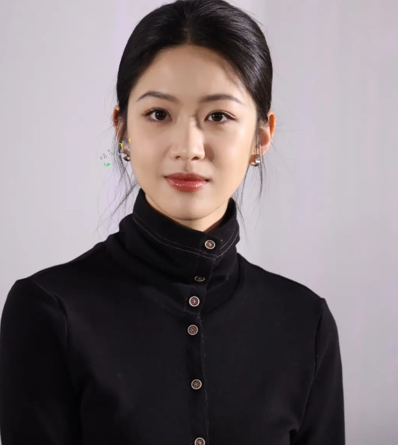 看了电视剧《大生意人》后。我好奇查了一下饰演白依梅的向涵之。才发现这个女