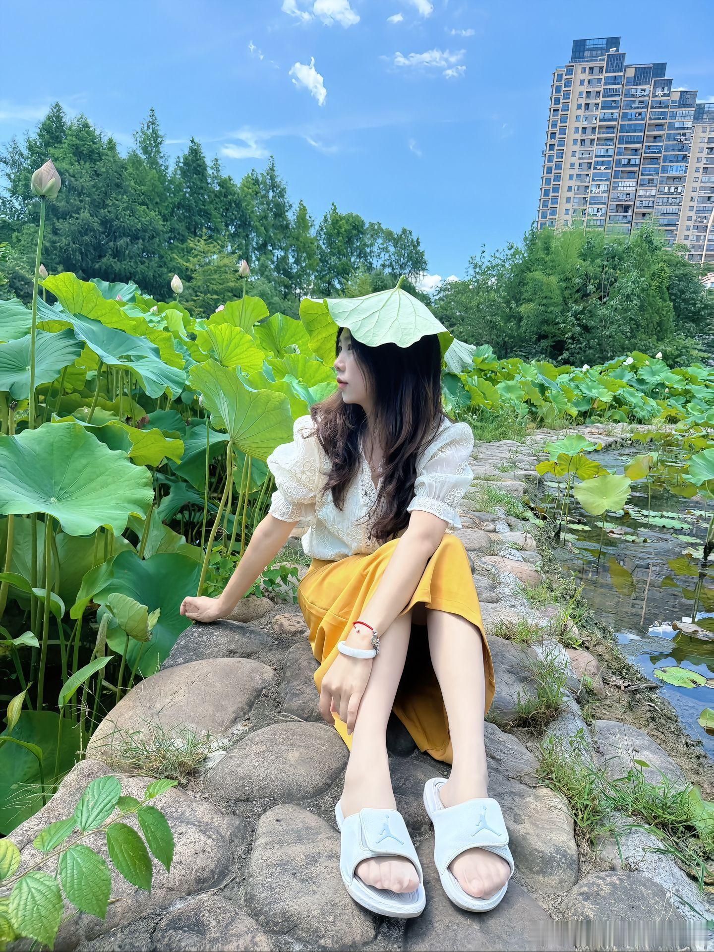 池塘边的丝袜少女～​​​