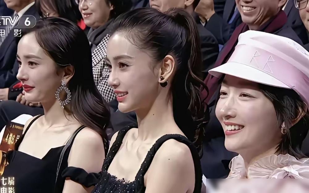 杨幂最近又因颜值上热搜了。和周冬雨杨颖同框活动，被说颜值完败。有人揪着她额