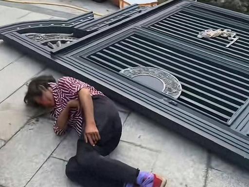 危险！7月2日安徽阜阳，一位老人关门过程中厚重铁门突然倾倒，老人下意识伸手