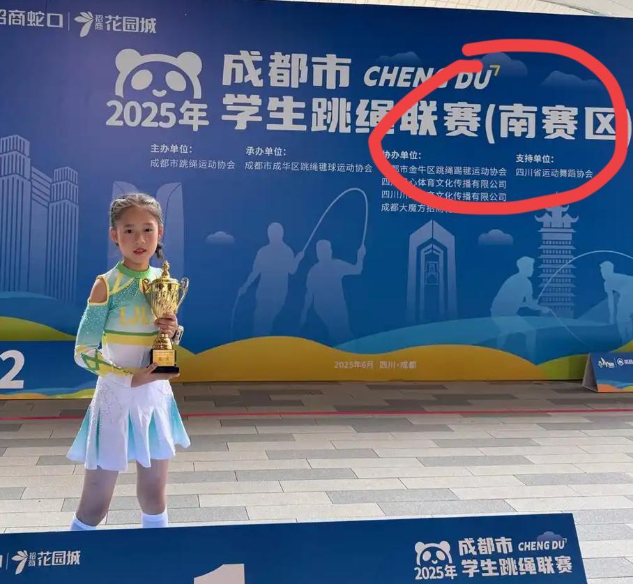 不懂就问，现在跳绳也有比赛和联赛了？！看到邱贻可晒女儿小豌豆跳绳大赛拿到第一