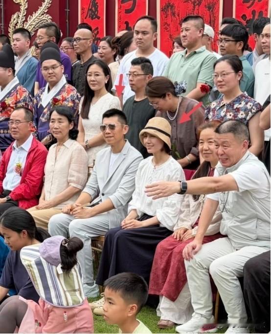 6月5日，演员袁泉和丈夫夏雨参加婚礼被偶遇，袁泉的状态实在是太好了，虽说已经49