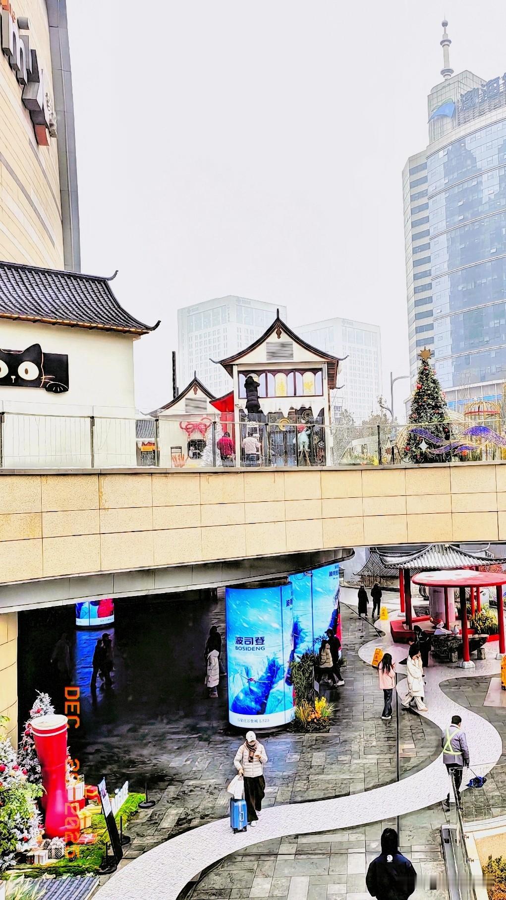 又来晒晒拍的风景照片了，一年有四季轮回，春夏秋冬都有风景线。冬日的万象城是不