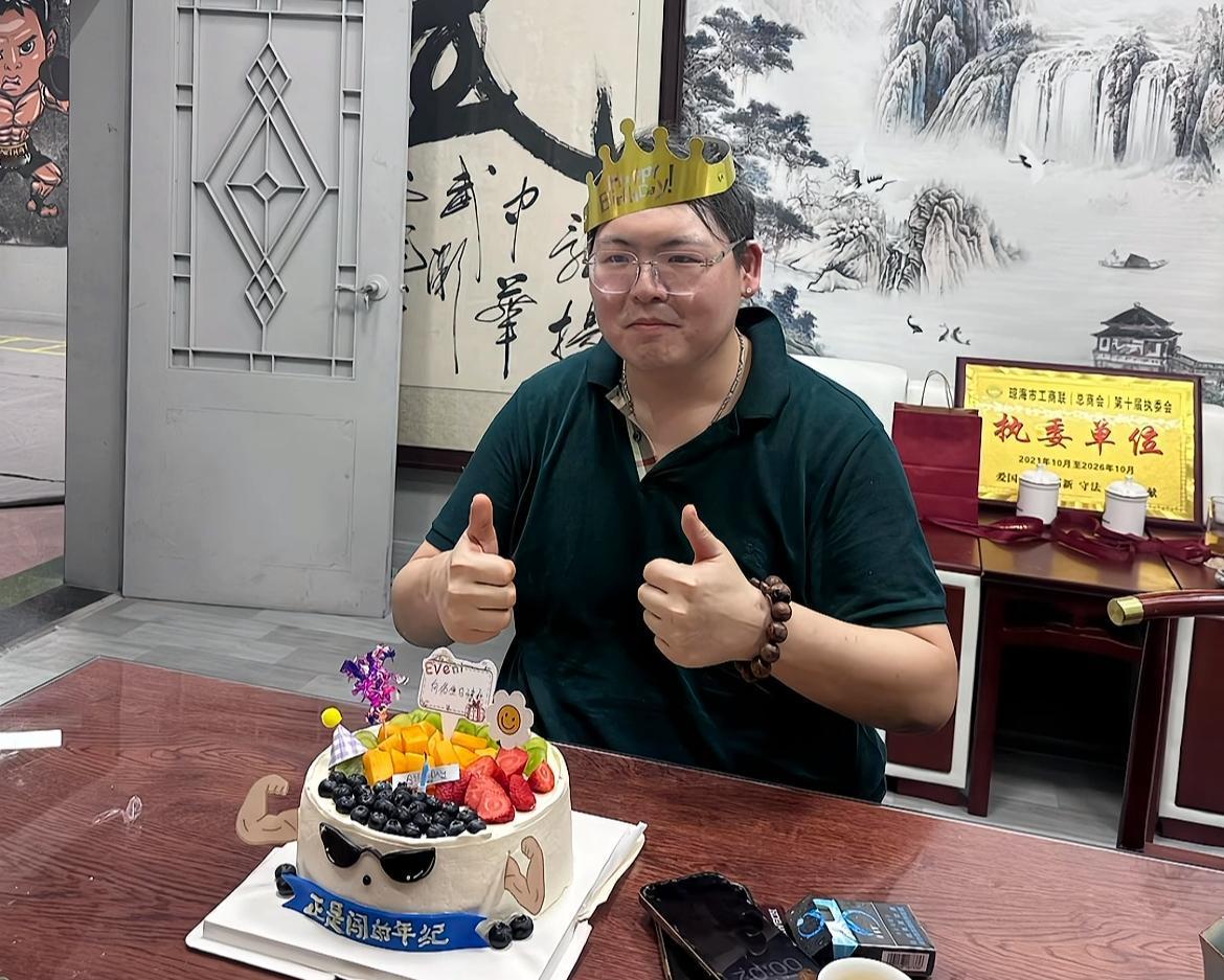 向佑又要开餐厅了，不知道老妈向太以及老爸向华强会不会现身支持呢？按照常人的思想来