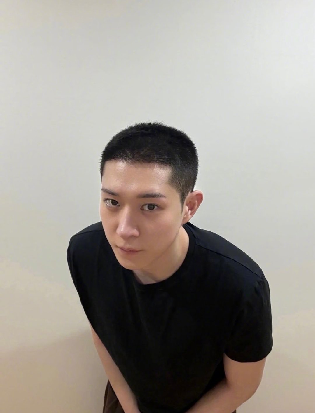 金永大入伍短发照韩国演员金永大正式入伍服役，官方公开全新入伍短发造型，利落短发