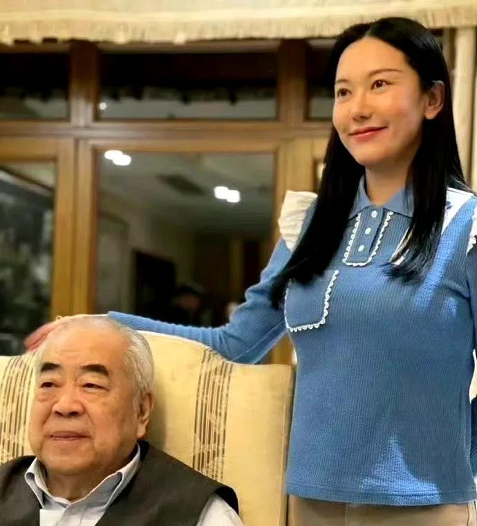 说实话，范曾的那个第四任妻子做主持人的时候，穿着打扮虽然平庸，但是还是属于城市审