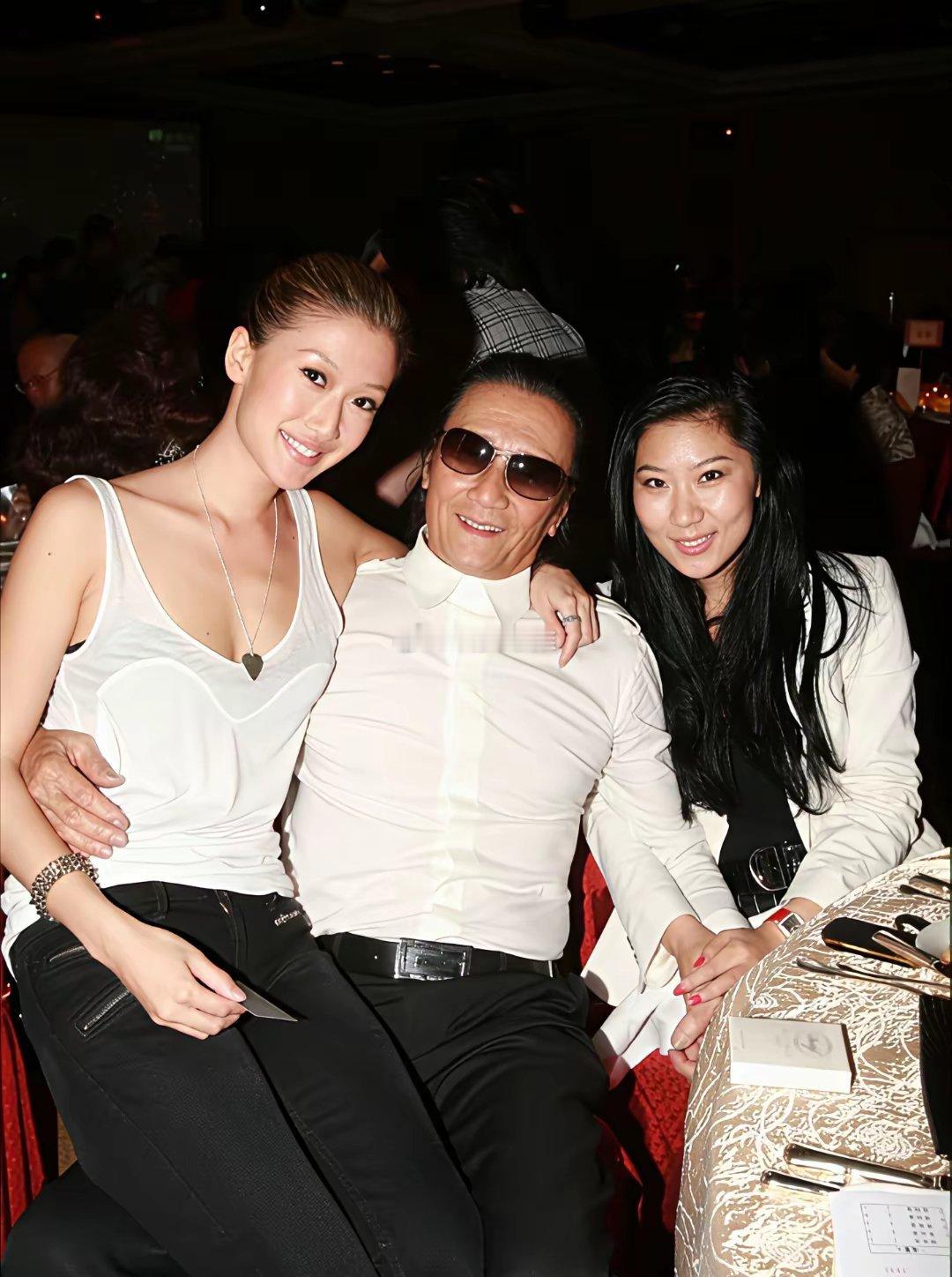 谢贤与前女友CoCo、女儿谢婷婷、前妻狄波拉以及狄波拉老公江耀城合影，拍摄于20