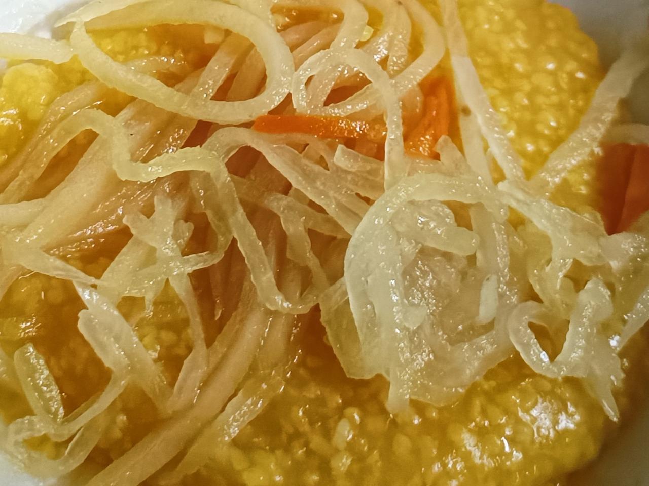 今日早餐：玉米硌糁，另外加一颗鸡蛋。六元一份，鸡蛋一元一个，总共花了七元。简简