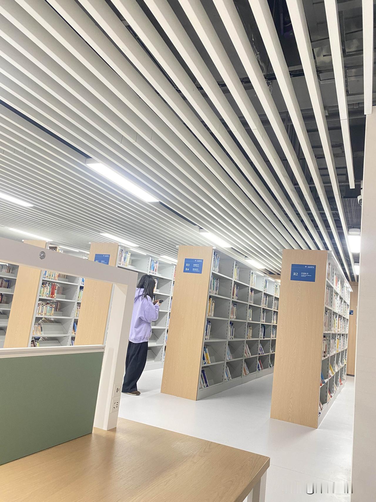 一个同事的老婆是小学老师，放寒假想去巴厘岛旅游。我同事舍不得请假陪他老婆一起去，