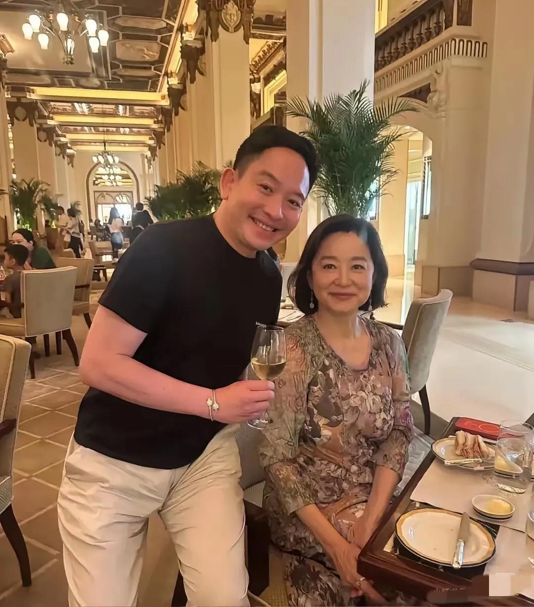 第一美女林青霞，如今变成了林大妈，岁月不饶人呐，美丽在人生中只是那么短暂，大部分