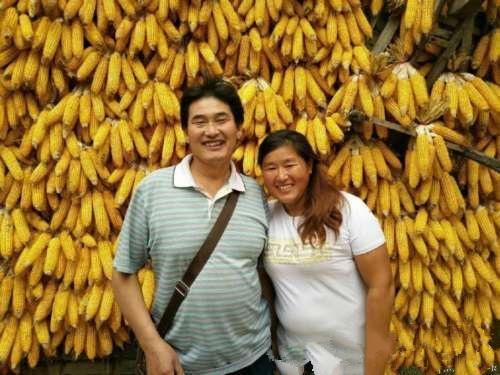 朱之文夫妻俩眼睛有点小，他们儿女的眼睛也小。他们这家人一看就是一家人，全家人气场