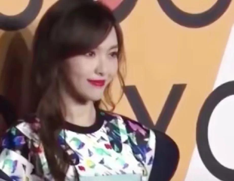 娱乐圈的感情大戏，永远比剧本还抓马！有位男星堪称“情感风暴中心”，先是把唐嫣伤得